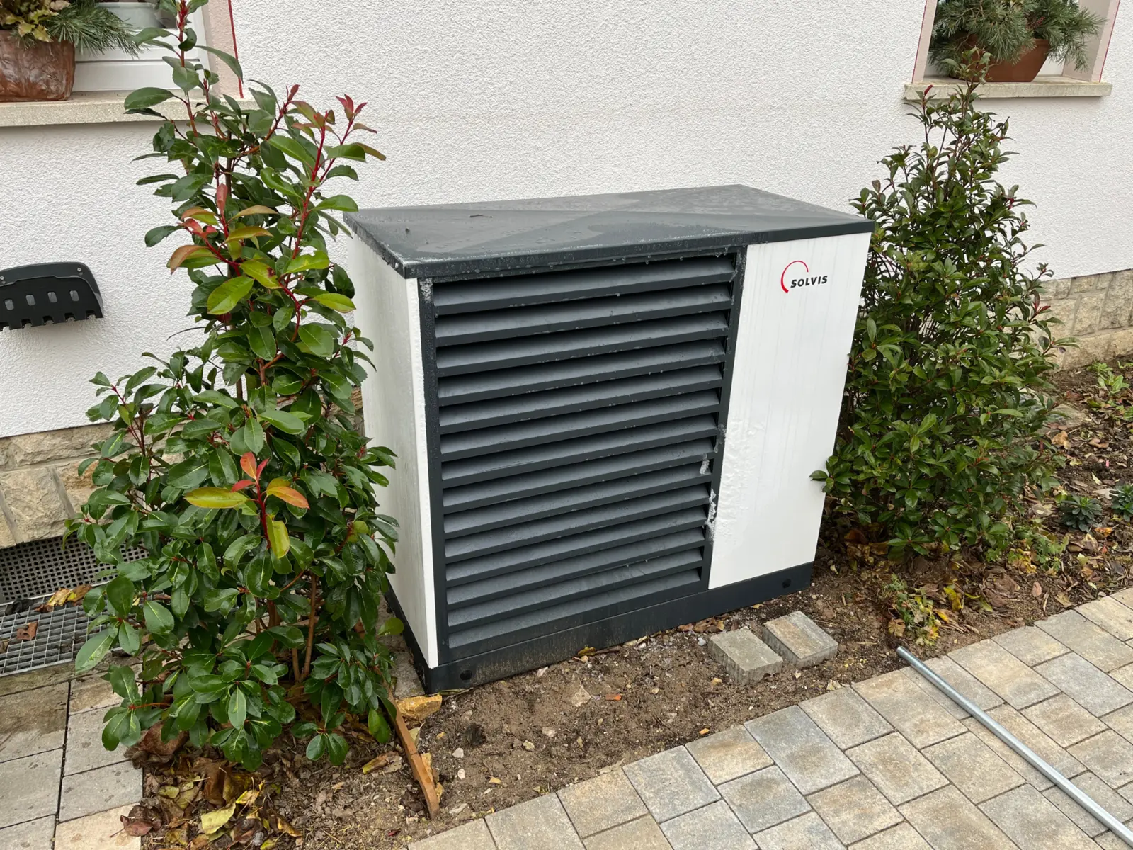 Von Ehrenfels installierte Wärmepumpe im Außenbereich